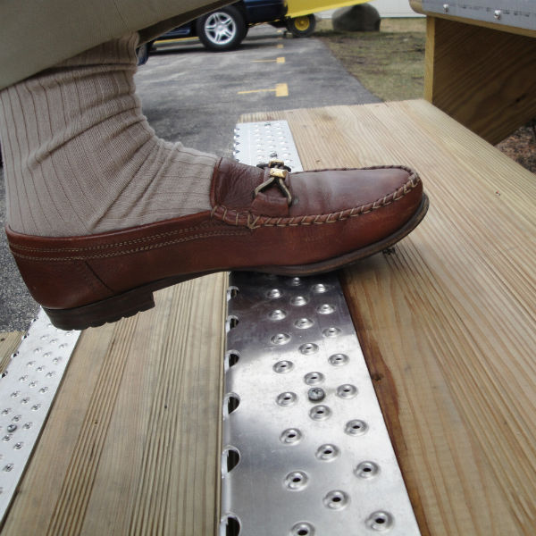 https://handiramp.com/wp-content/uploads/2014/08/handi-treads-48in-nosing-mill-finish-shoe-600.jpg