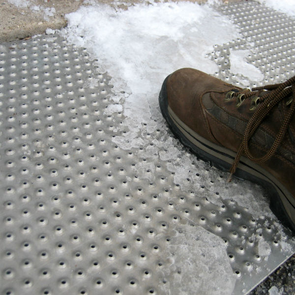 handi tread custom aluminum shoe stepping on ice