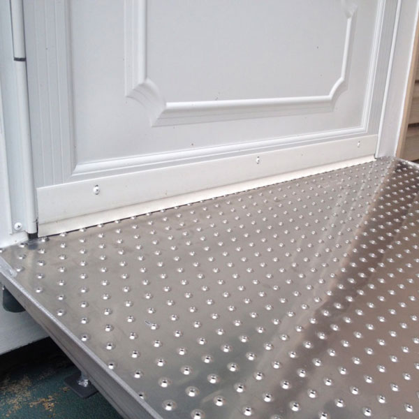 Non-slip, adjustable aluminum threshold ramp
